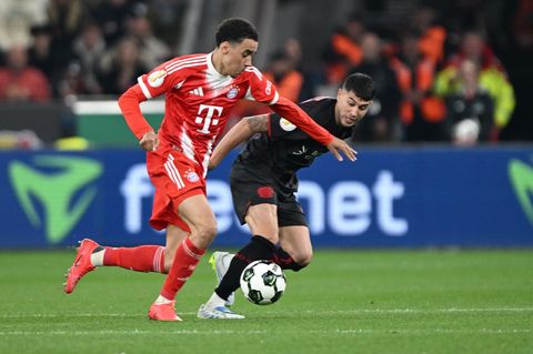 Jamal Musiala (l.) vom FC Bayern im Zweikampf mit Leverkusens Exequiel Palacios