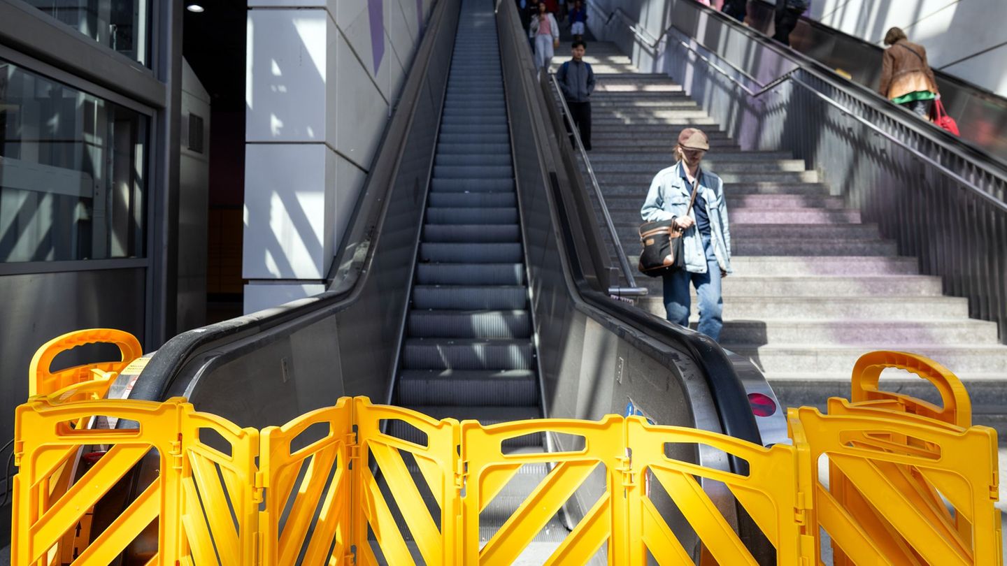 Am Bahnhof Südkreuz stehen einige Rolltreppen weiterhin still. Foto: Soeren Stache/dpa