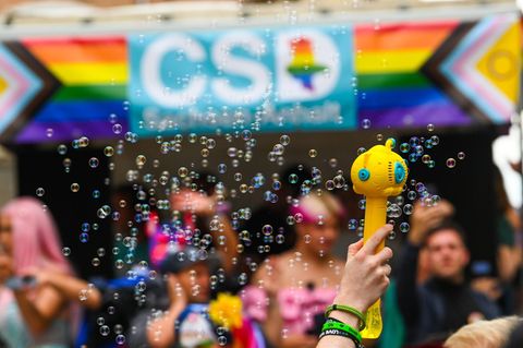 Laut und bunt treten die Menschen beim CSD für Vielfalt und Toleranz ein. (Archivbild) Foto: Heiko Rebsch/dpa