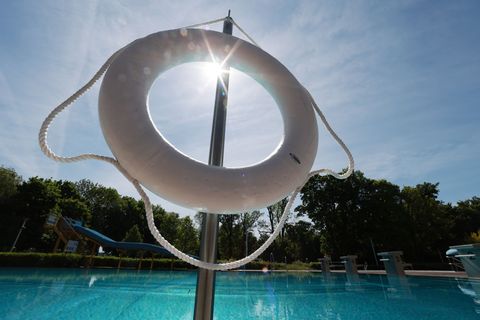 In Thüringen sind viele Freibäder trotz Fachkräftemangel bereit für die Sommer-Saison. (Archivbild) Foto: Bodo Schackow/dpa