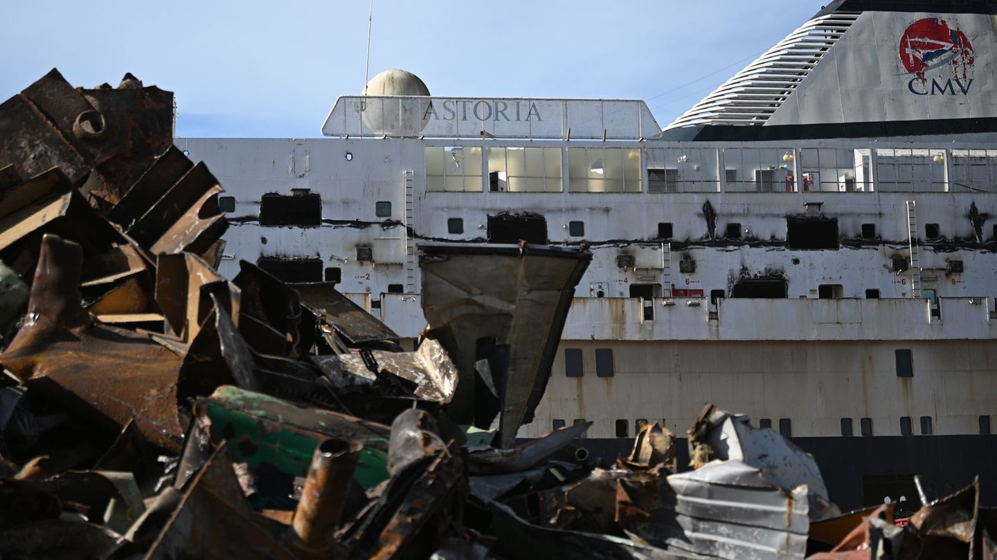 Endstation: Abwrackwerft: "Ein Haufen Schrott": Ex-DDR-Traumschiff wird zerlegt