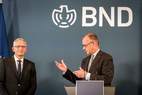 Kanzler Friedrich Merz (CDU) hat dem neuen Präsidenten des Bundesnachrichtendienstes, Martin Jäger, bei der Amtsübergabe einiges