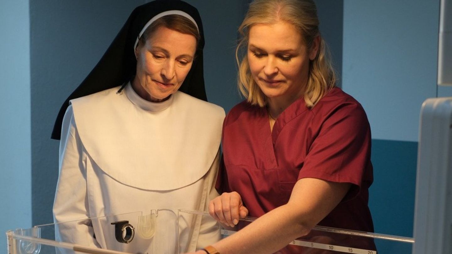 "Lena Lorenz: Klosterbaby": Priorin Josefina Mund (Kirsten Block, l.) betrachtet mit Lena Lorenz (Judith Hoersch) das Neugebor