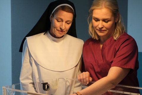 "Lena Lorenz: Klosterbaby": Priorin Josefina Mund (Kirsten Block, l.) betrachtet mit Lena Lorenz (Judith Hoersch) das Neugebor