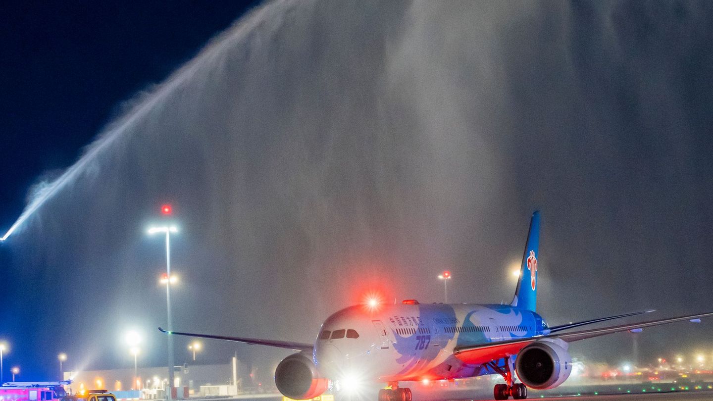 Die erste Maschine wurde mit Wasserfontänen der Flughafenfeuerwehr begrüßt. Foto: Andreas Arnold/dpa