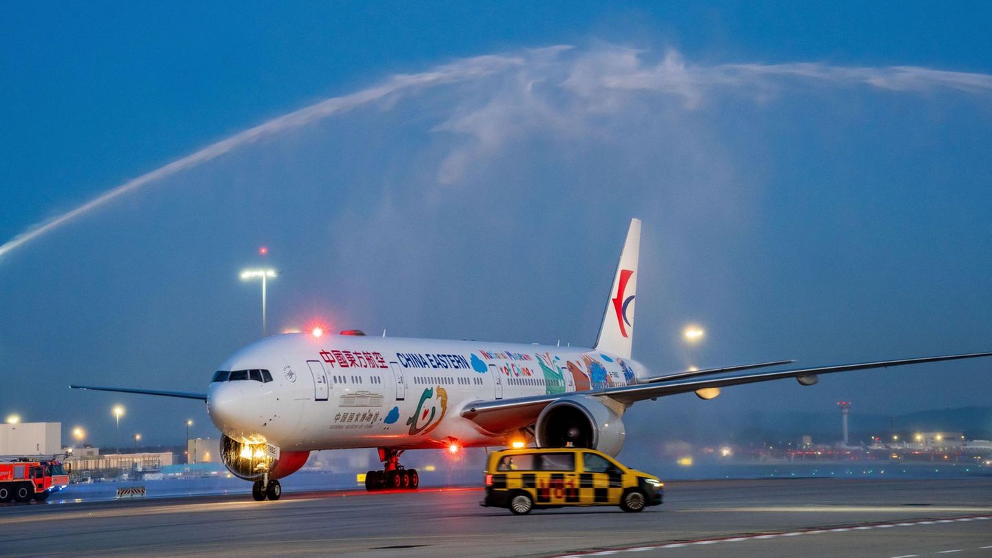 Frankfurt, Deutschland. Am neuen Terminal 3 des Frankfurter Flughafens sind erstmals Passagiere eines Linienflugs abgefertigt worden. Als Erstes landete am frühen Morgen ein Jet der Gesellschaft China Southern Airlines aus Shenyang, wie der Flughafenbetreiber Fraport bestätigte. Die Begrüßung von Flugzeug, Crew und Passagieren übernahm die Flughafen-Feuerwehr.