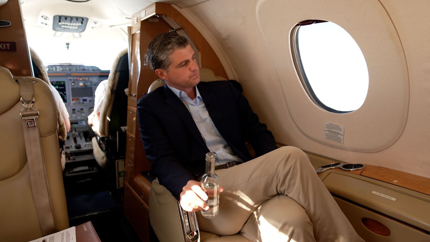 Mit Hilfe eines Privatjet-Brokers hat sich Unternehmer Julien Backhaus für einen Tag einen Privatjet organisiert.