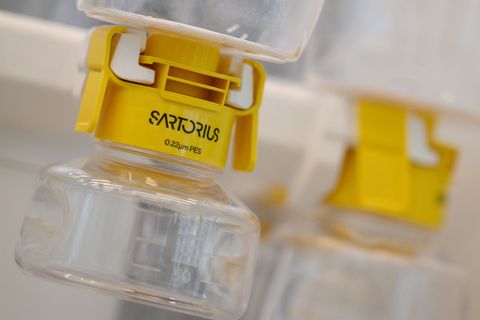 Beim Laborausrüster Sartorius steigt der Umsatz. (Archivbild) Foto: Swen Pförtner/dpa
