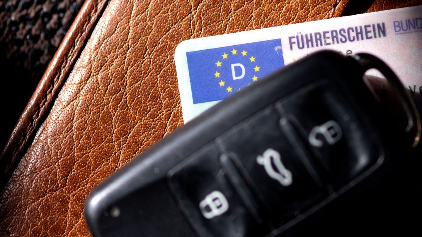 Die Polizei beschlagnahmt den Autoschlüssel des Mannes. (Symbolbild) Foto: Sven Hoppe/dpa/dpa-tmn