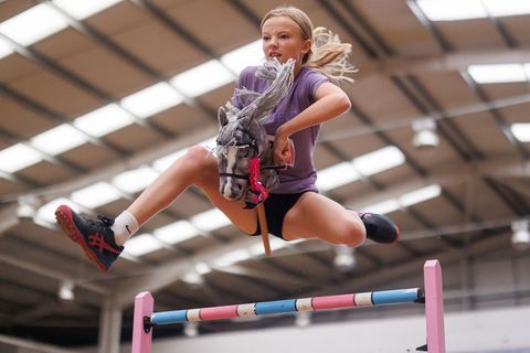 In der Königsdisziplin Mächtigkeitsspringen müssen beim Hobby Horsing Hindernisse überwunden werden.