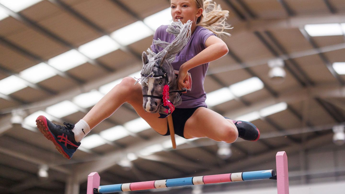 Sport mit dem Steckenpferd: Hobby Horsing kommt als "Pferd am Stiel" ins Kino: Das steckt hinter dem belächeltem Hobby