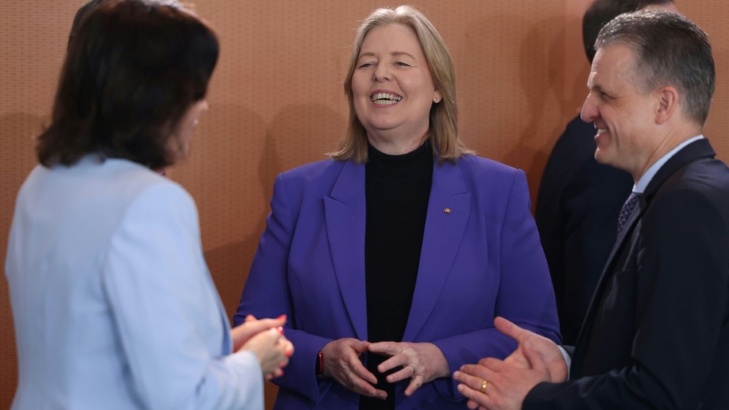 Ministerin Bas im Kabinett