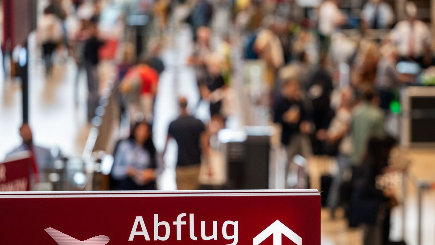 Flugverkehr: Abschiebehäftling randaliert in Flugzeug am BER