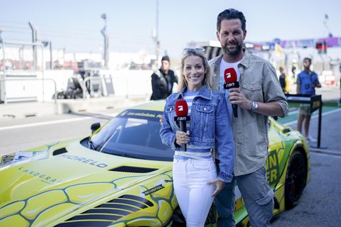 Andrea Kaiser und Matthias Killing moderieren für "ran racing" aus der Boxengasse.