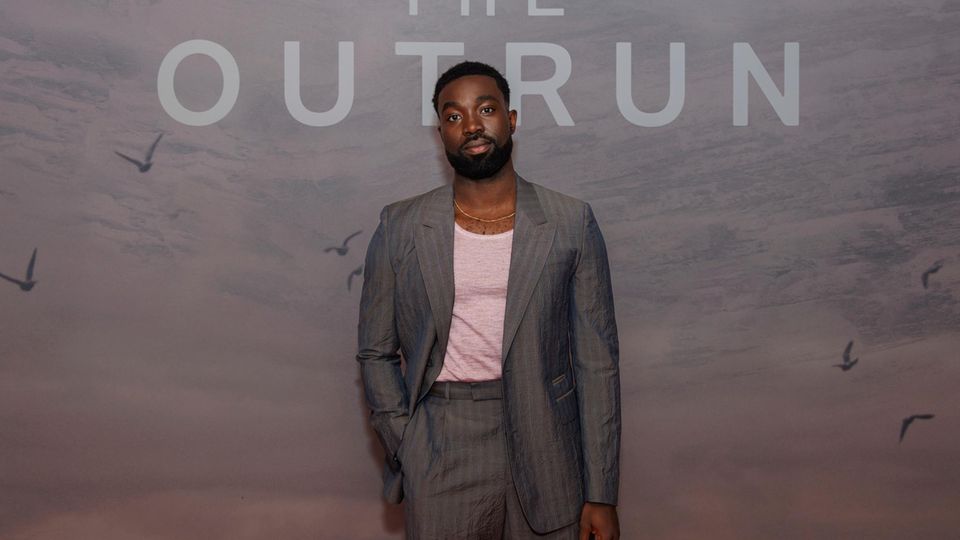 Paapa Essiedu posiert auf dem roten Teppich vor der Kamera