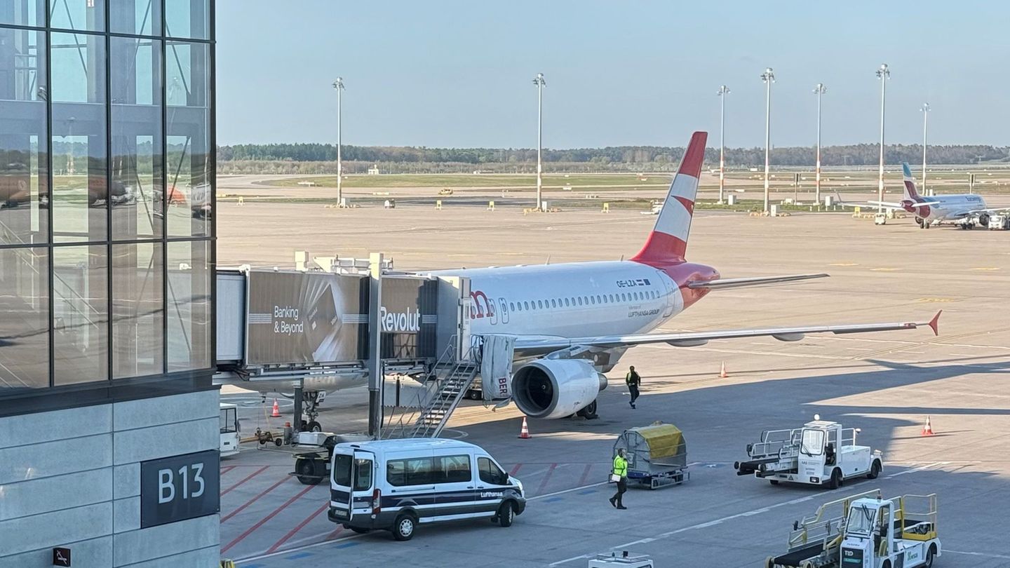In der Maschine vom Typ A320 der Austrian Airlines hat ein Abschiebehäftling randaliert. Foto: --/dpa