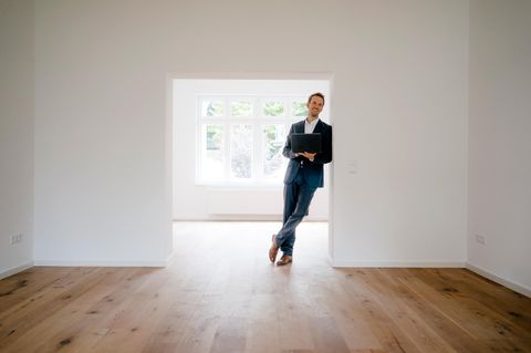 Als selbstständiger Immobilienmakler kann man gut Geld verdienen (Symbolbild)