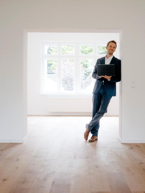 Als selbstständiger Immobilienmakler kann man gut Geld verdienen (Symbolbild)