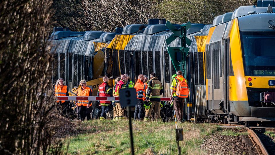 Rettungskräfte sind an der Unglücksstelle im Einsatz