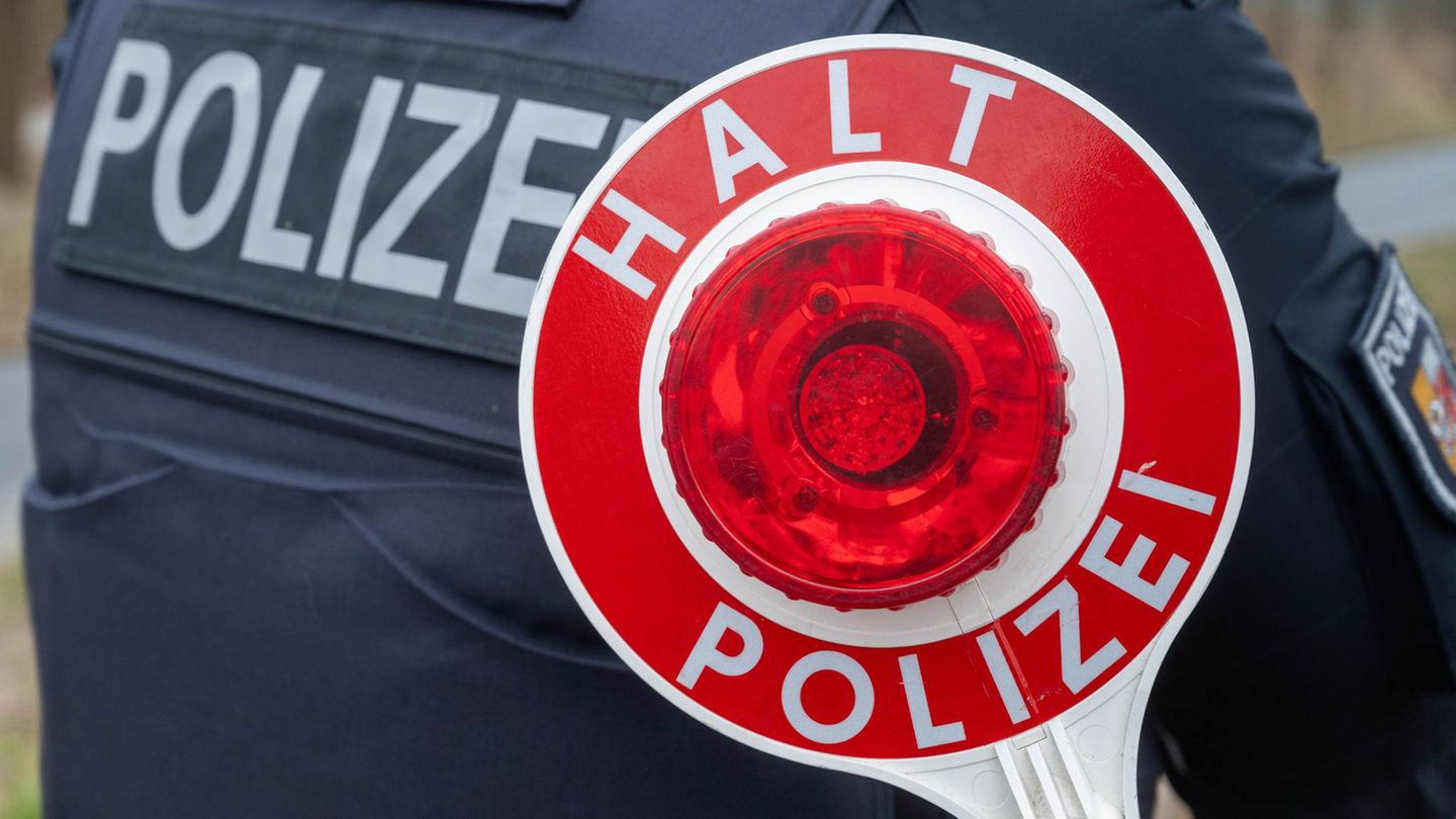 Eine Bundespolizistin wurde bei einer Verkehrskontrolle verletzt. (Symbolbild) Foto: Stefan Sauer/dpa