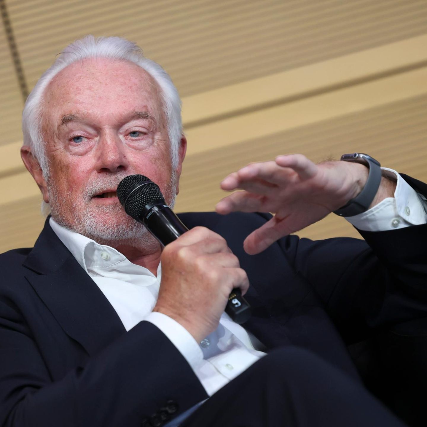 Wolfgang Kubicki spricht auf einer Podiumsdiskussion in ein Hand-Mikrofon