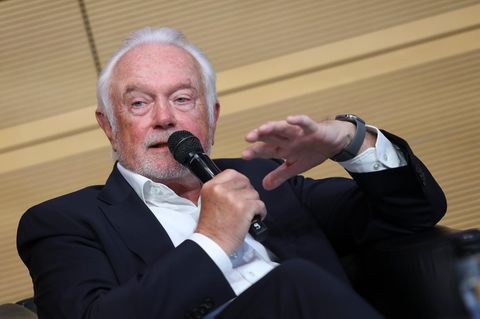 Wolfgang Kubicki spricht auf einer Podiumsdiskussion in ein Hand-Mikrofon