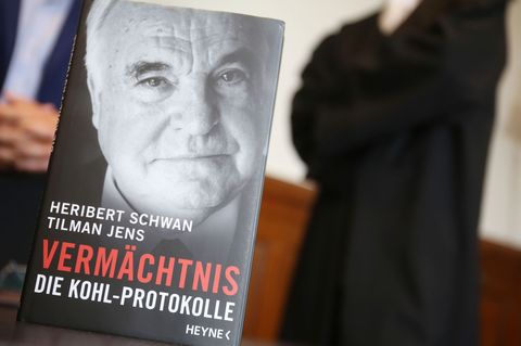 Stein des Anstoßes ist dieses Buch. (Archivbild) Foto: Oliver Berg/dpa