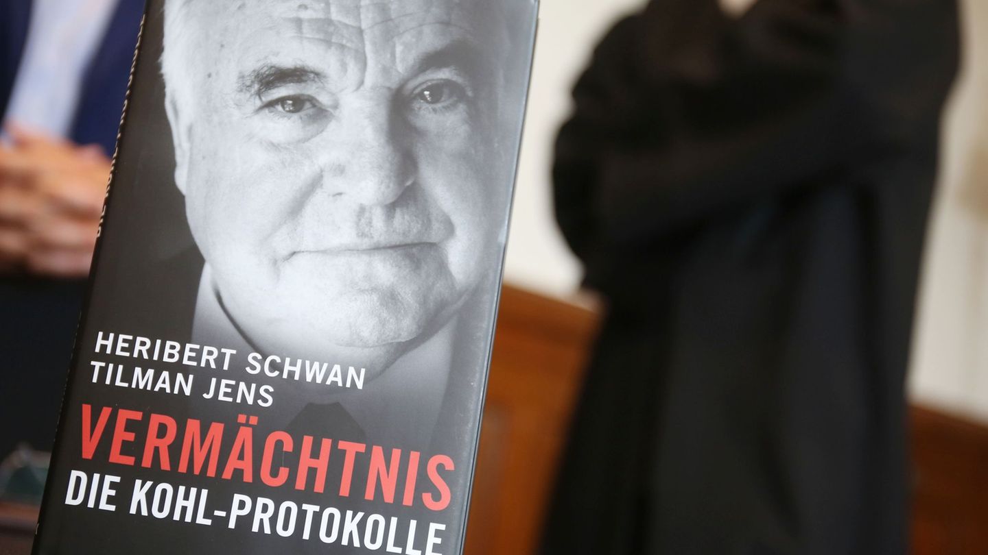 Stein des Anstoßes ist dieses Buch. (Archivbild) Foto: Oliver Berg/dpa
