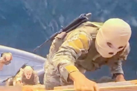 Maskierte Revolutionsgardisten stürmen Frachtschiffe