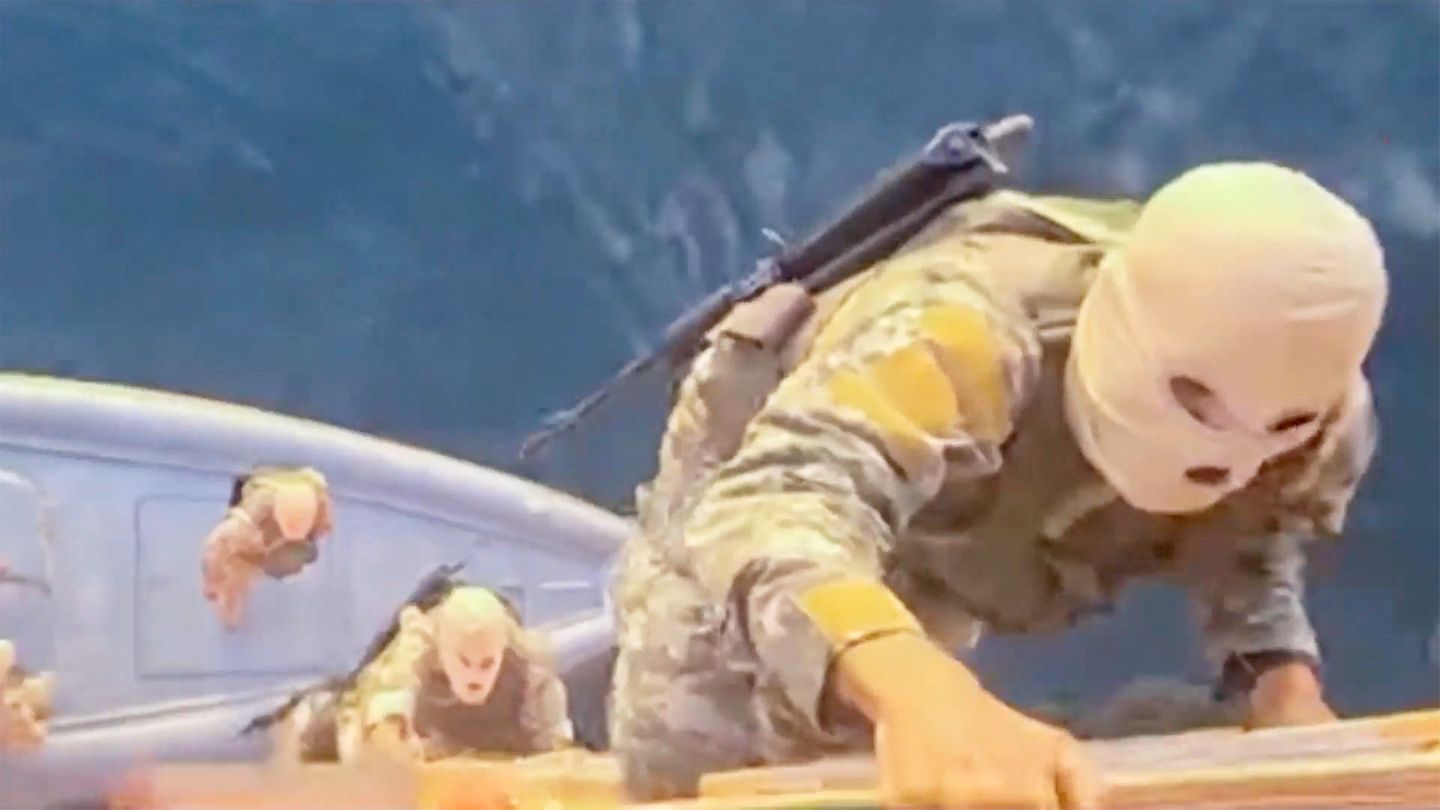 Iranische Elitesoldaten: Maskierte Revolutionsgardisten stürmen Frachtschiffe