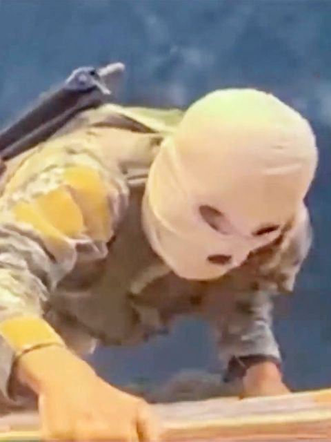 Maskierte Revolutionsgardisten stürmen Frachtschiffe