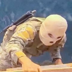 Maskierte Revolutionsgardisten stürmen Frachtschiffe