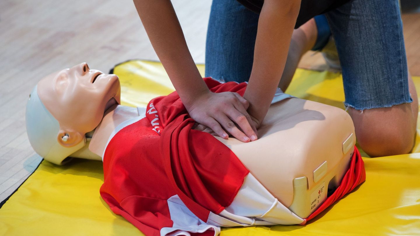 Das Thema Wiederbelebung rückt in Sachsen-Anhalt ab der Klassenstufe 7 in den Unterricht. (Archivbild) Foto: Arno Burgi/dpa-Zent