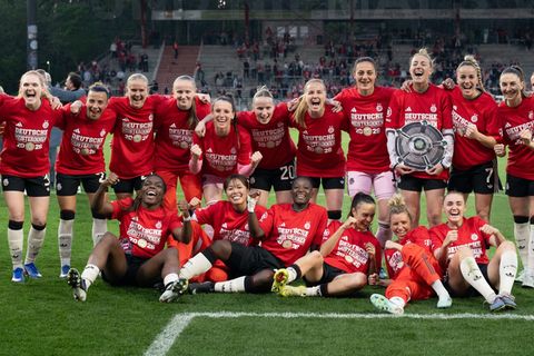 Ein bisschen feiern, aber dann ging der Blick schon auf die kommenden Aufgabe, die FC Barcelona heißt. Foto: Soeren Stache/dpa