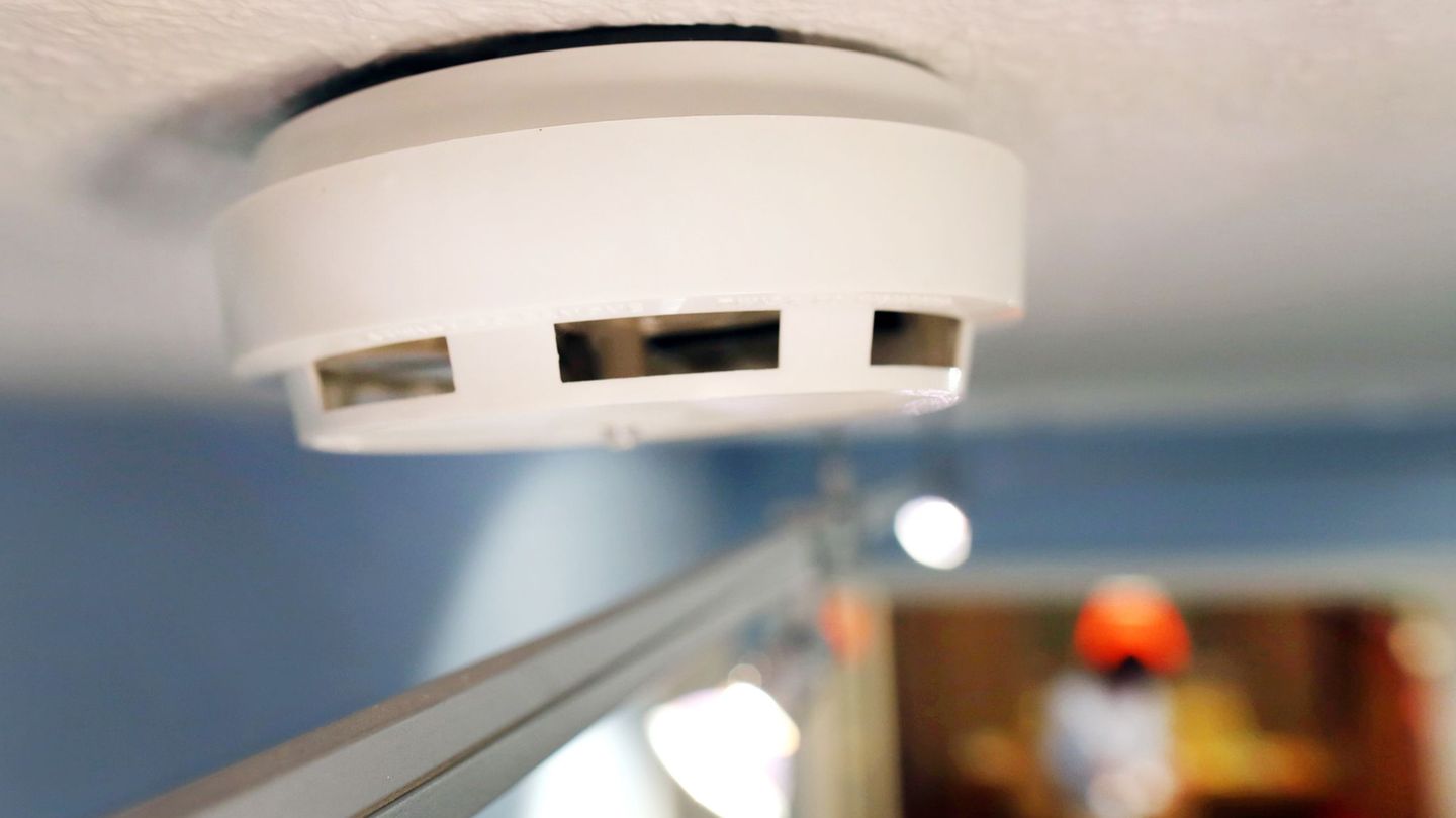 In allen Bundesländern gilt eine Rauchmelderpflicht für Häuser und Wohnungen. (Symbolbild) Foto: Martin Gerten/dpa