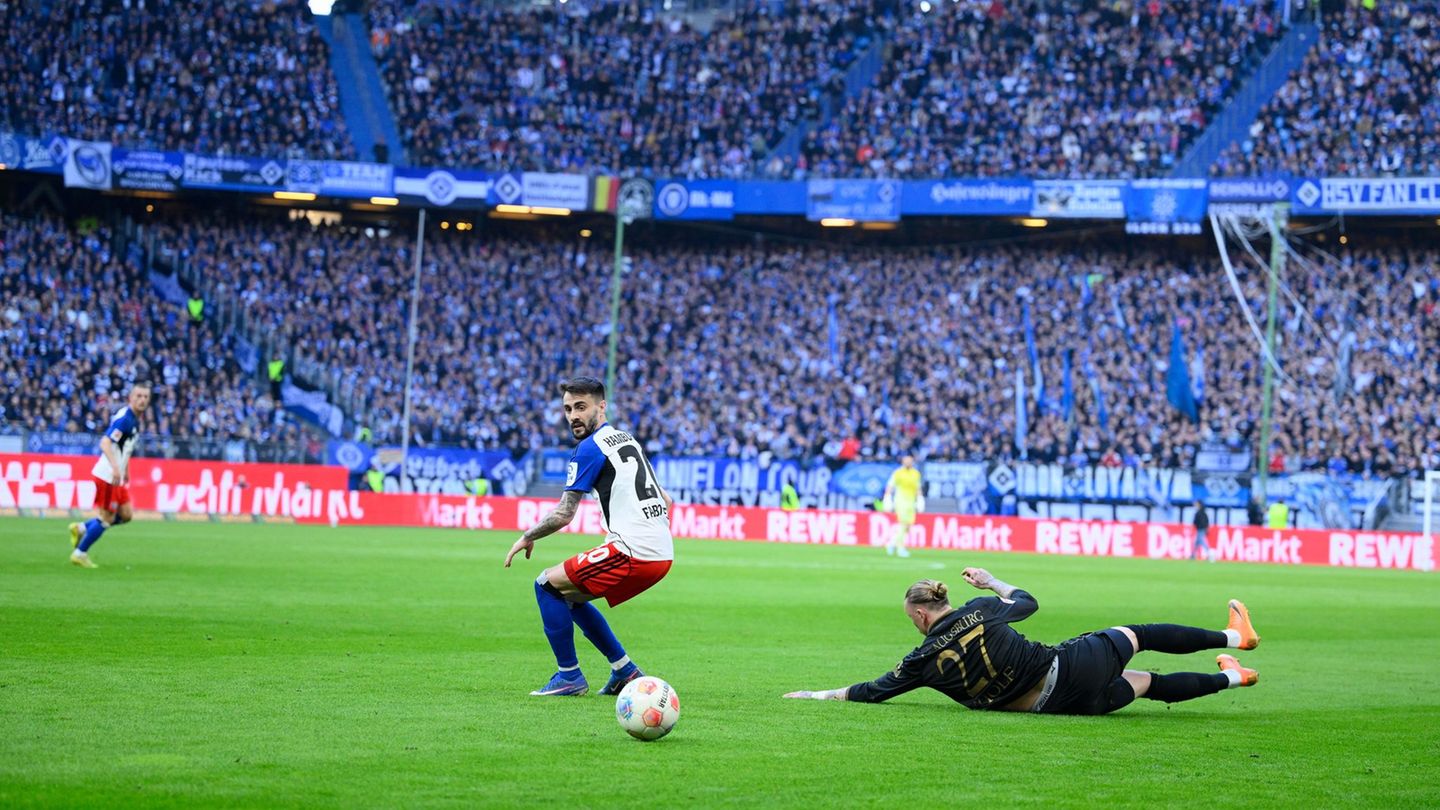 Der HSV will mit seiner Genossenschaft die Kapazität im Volksparkstadion erweitern. (Archivbild) Foto: Gregor Fischer/dpa
