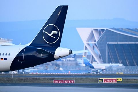 Lufthansa-Maschine am Frankfurter Flughafen
