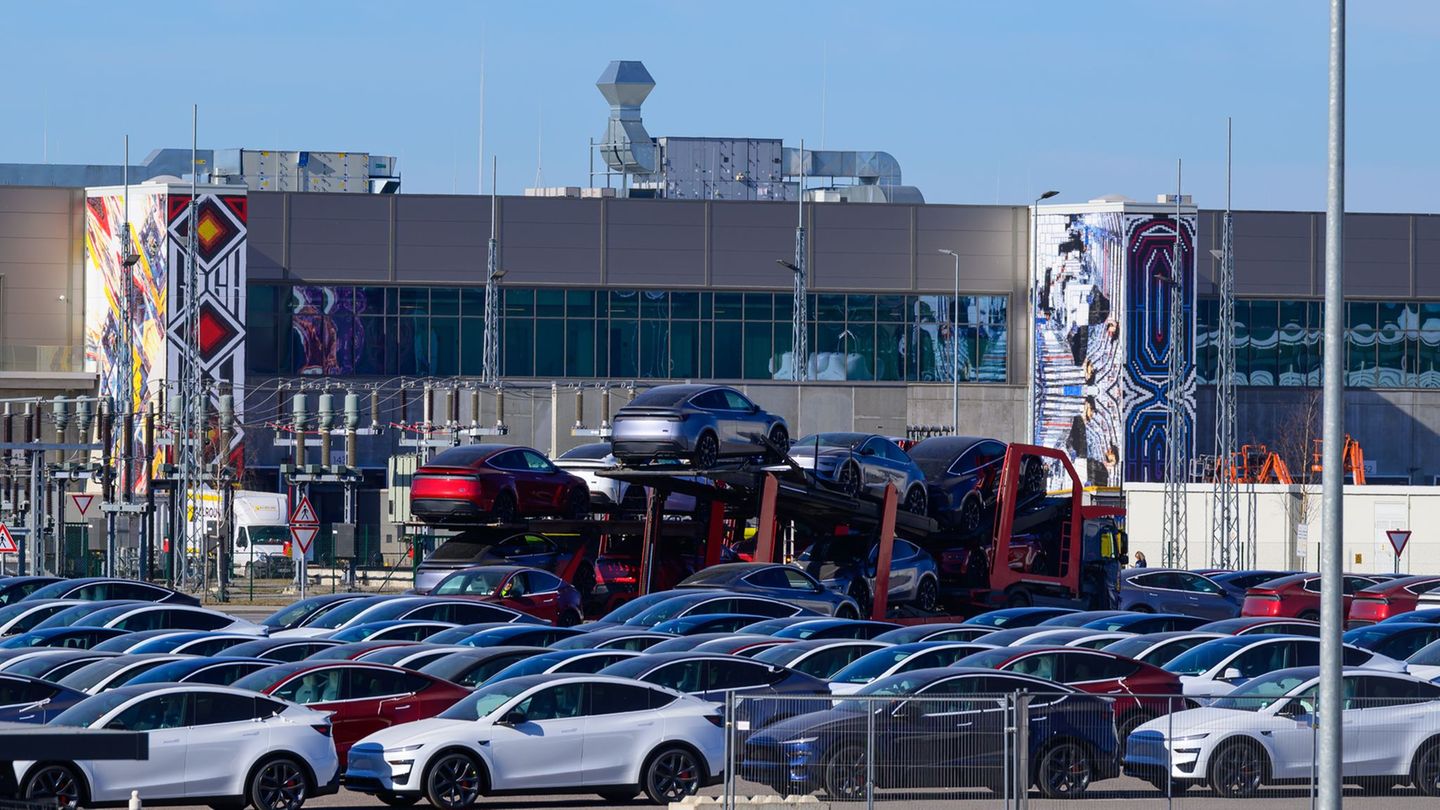 Der US-Elektroautobauer Tesla will die Zahl der Beschäftigten in seinem Werk in Grünheide aufstocken.(Archivbild) Foto: Patrick