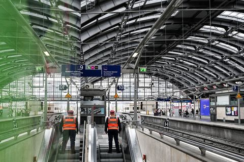 Die Deutsche Bahn will rund 50 Bahnhöfe in Berlin in den nächsten Wochen grundreinigen. (Archivbild) Foto: Jens Kalaene/dpa
