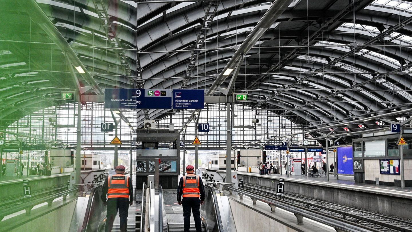 Die Deutsche Bahn will rund 50 Bahnhöfe in Berlin in den nächsten Wochen grundreinigen. (Archivbild) Foto: Jens Kalaene/dpa
