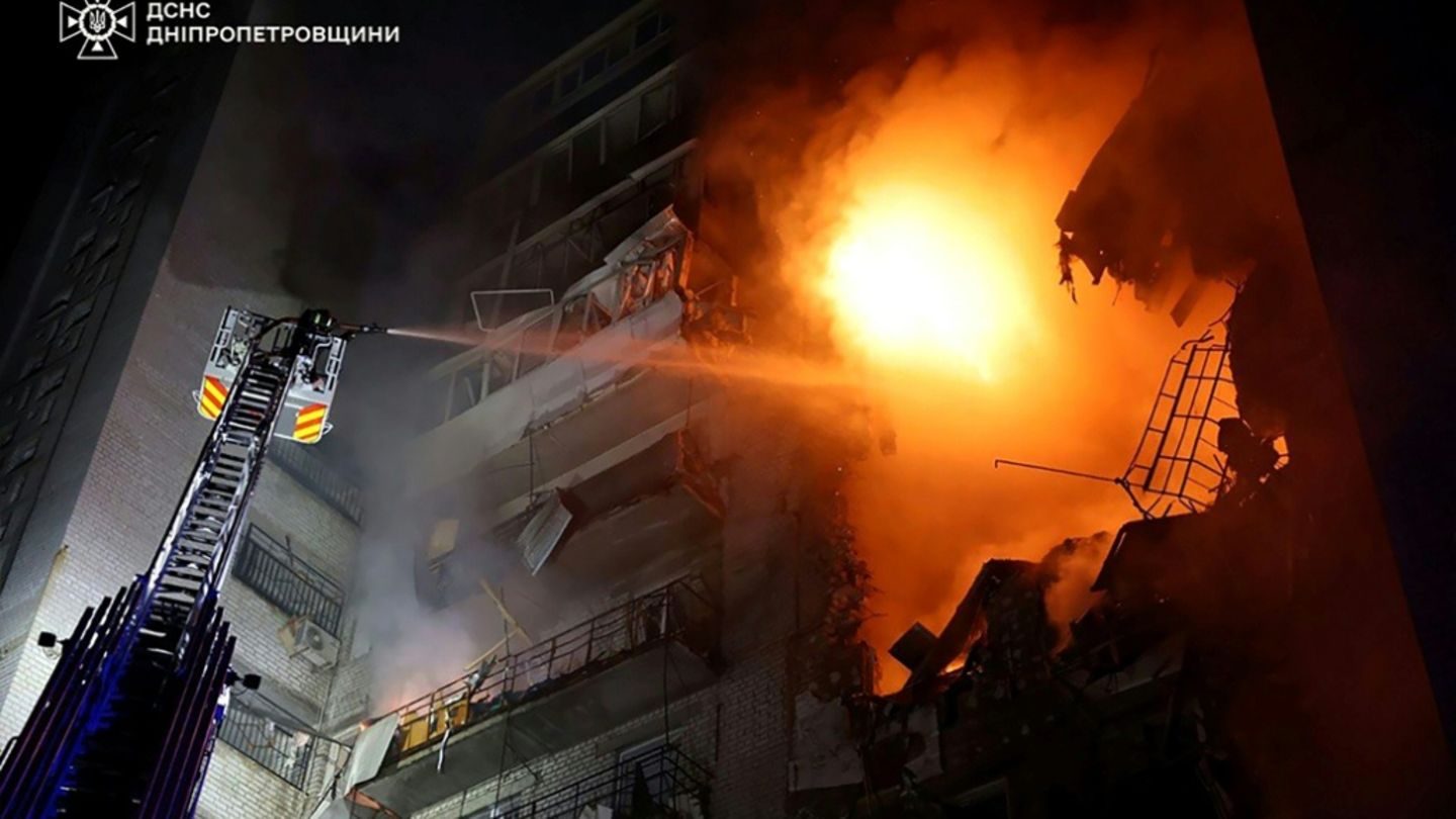 Feuer nach einem russischen Angriff in Dnipro