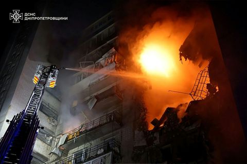 Feuer nach einem russischen Angriff in Dnipro