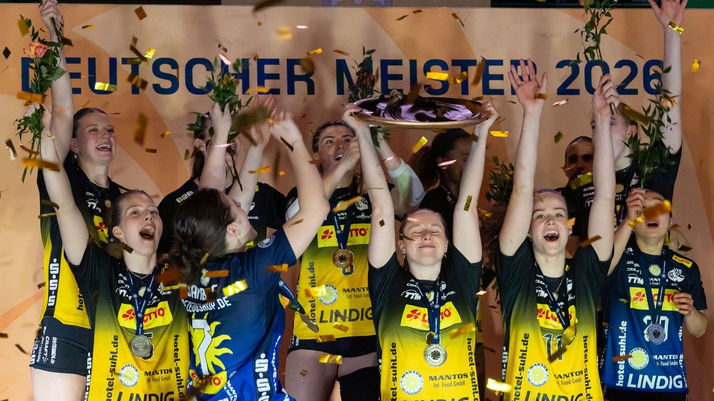 Im Konfettiregen stemmten die Suhlerinnen die Meisterschale in die Luft. Foto: Michael Reichel/dpa