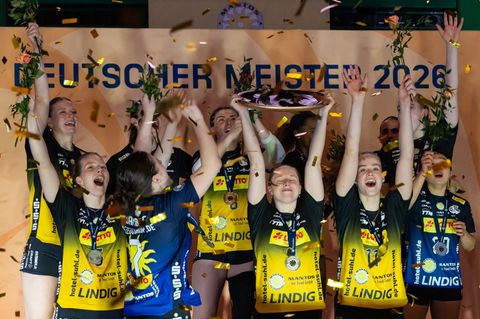 Im Konfettiregen stemmten die Suhlerinnen die Meisterschale in die Luft. Foto: Michael Reichel/dpa