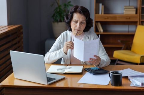 Frau berechnet Rente (Symbolbild)