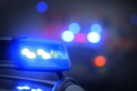 Ein Blaulicht blinkt auf einem Fahrzeug der Polizei Bayern