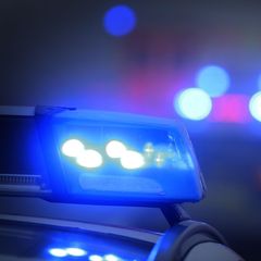 Ein Blaulicht blinkt auf einem Fahrzeug der Polizei Bayern