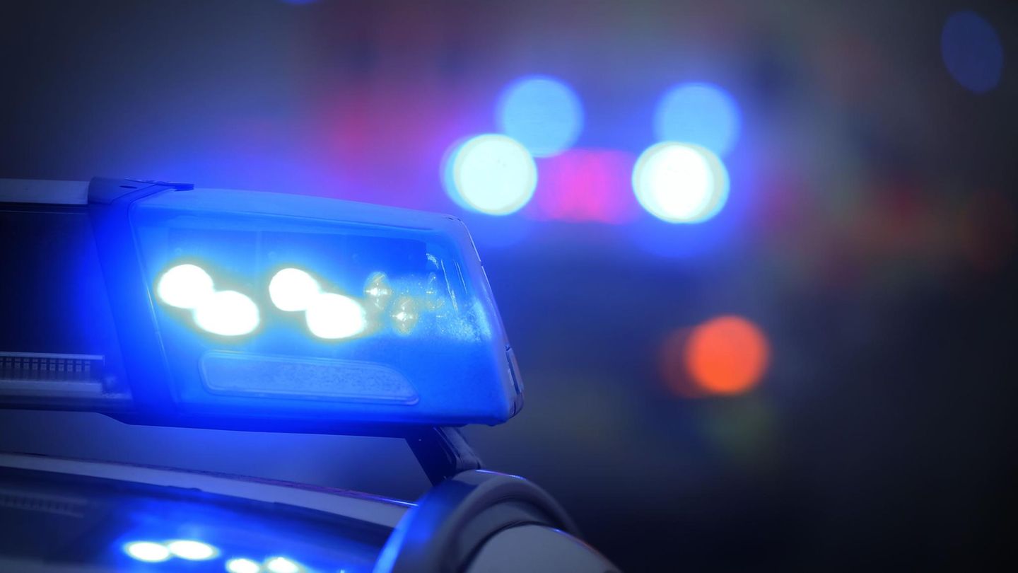 Ein Blaulicht blinkt auf einem Fahrzeug der Polizei Bayern