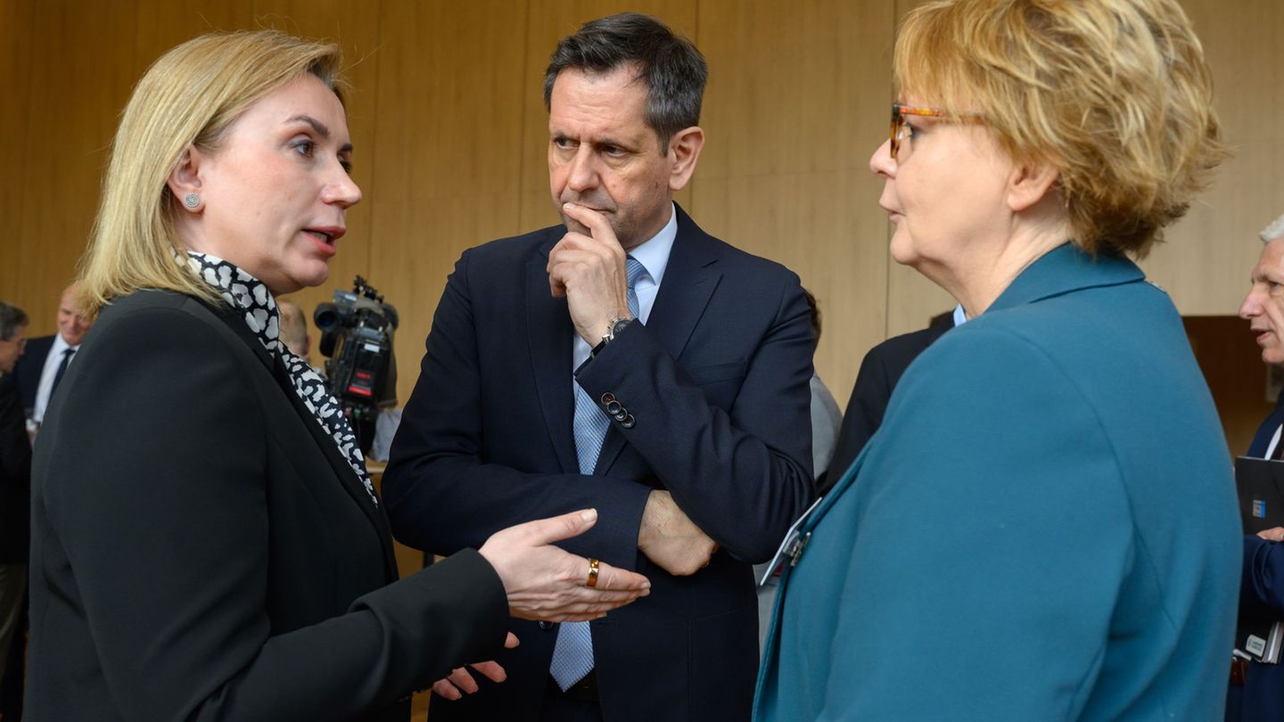 Iryna Tybinka (links), Generalkonsulin der Ukraine in Hamburg, im Gespräch mit Niedersachsens Ministerpräsident Olaf Lies und In