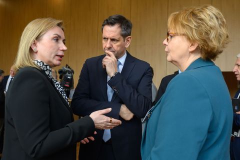 Iryna Tybinka (links), Generalkonsulin der Ukraine in Hamburg, im Gespräch mit Niedersachsens Ministerpräsident Olaf Lies und In